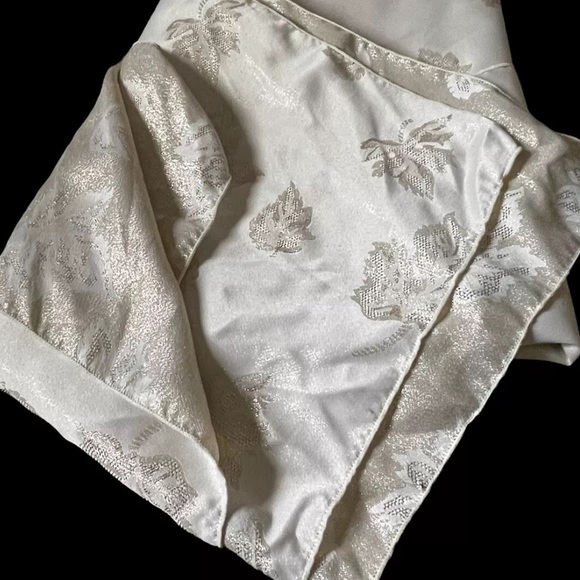 Christmas Tablecloth 60 x 83 Reversible Ivory Gold Metallic Holiday Dini… - Picture 3 of 4